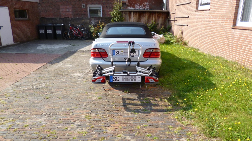 Auto mit Fahrradträger im Urlaub